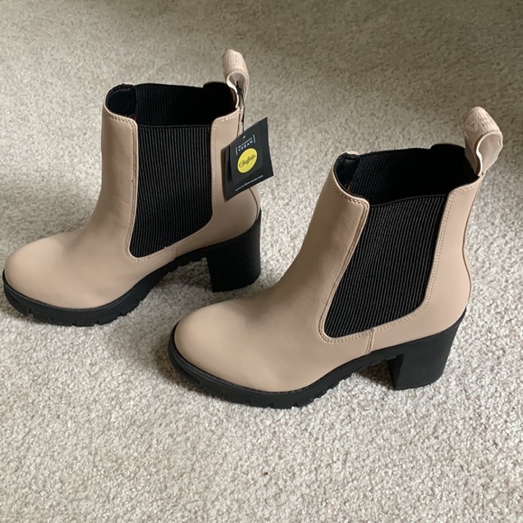 Buffalo London: Beige and Black Booties - Picture 4 of 5